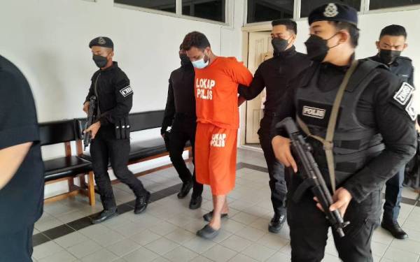 Muhamad Safuan (tengah) didakwa di Mahkamah Majistret Kota Tinggi atas tuduhan membunuh seorang wanita di KM6 Jalan Kota Tinggi- Kluang pada 1 Jun lalu.