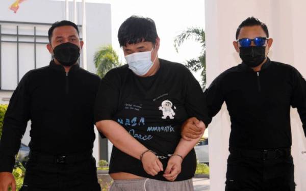 Penganggur, Lee Wei Shen, 24, (tengah) dihadapkan di Mahkamah Majistret Klang pada Isnin atas pertuduhan membunuh teman wanitanya di rumah lelaki itu pada 26 Jun lepas. - Foto Bernama 