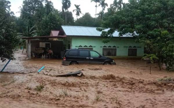 Antara kawasan kampung yang terjejas banjir pada petang Isnin.