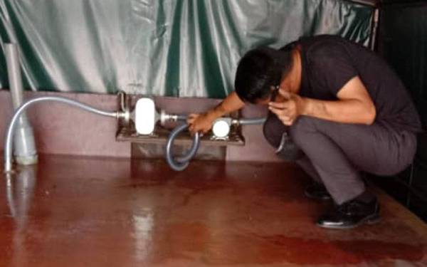 Pejabat Kementerian Perdagangan Dalam Negeri dan Hal Ehwal Pengguna Cawangan Kulim mengesan tangki tambahan diletakkan dalam badan lori dalam serbuan di sebuah stesen minyak dalam mukim Sungai Seluang, Kulim, Kedah pada Isnin.