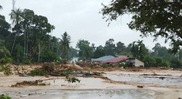 Antara kawasan yang terjejas akibat banjir kilat pada Isnin.
