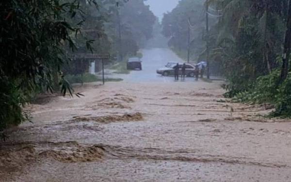 Hujan lebat selama tiga jam menyebabkam banjir kilat di Baling pada Isnin.