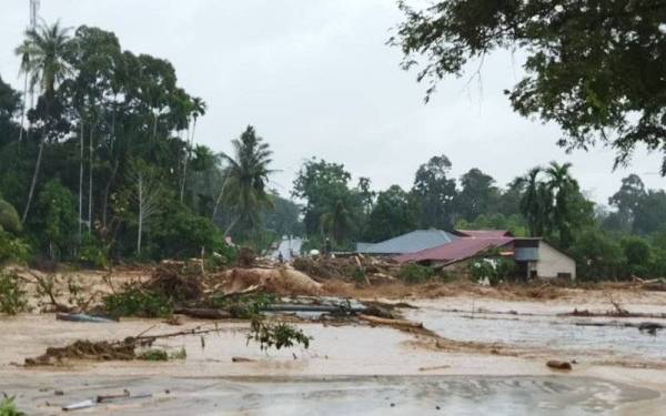 Keadaan banjir lumpur yang melanda beberapa kampung di Baling, Kedah.