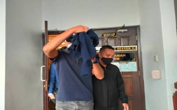 Seorang pembantu penguat kuasa JPJ didakwa di Mahkamah Sesyen pada Selasa.