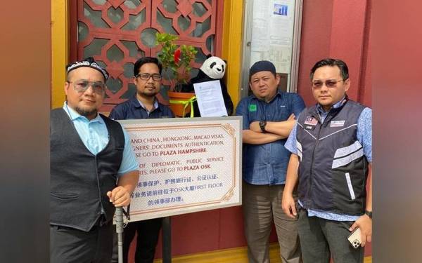 Dari kiri: Zuhri, Muhammad Faisal, Fadhil dan Ahmad Fahmi menghantar bunga raya dalam pasu ke Kedutaan Besar China di Jalan Ampang sebagai simbolik keamanan isu penindasan umat Islam etnik Uyghur. pada Selasa.