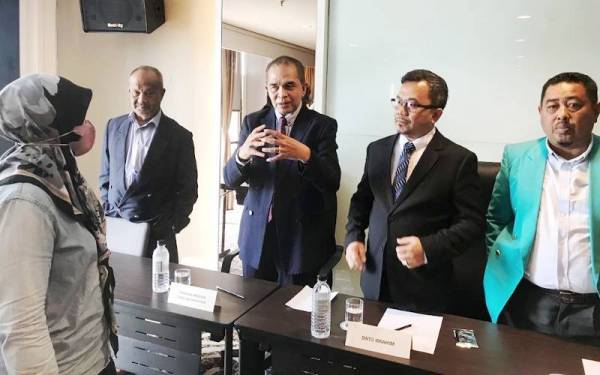 Ibrahim (dua dari kiri) memaklumkan sesuatu kepada pemberita selepas selesai sidang akhbar sempena menandatangani MOU antara BPN dan Pemanah di sebuah hotel di Kuantan pada Selasa.