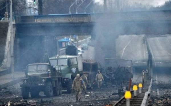 Kos membina semula negara dilanda perang itu kini dianggarkan akan menelan belanja sekitar AS$750 bilion. - Gambar fail