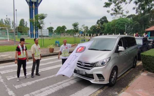 Norkhalid (kanan) melepaskan pasukan ResQ UPSI ke Baling di Kampus Sultan Abdul Jalil Shah, Tanjung Malim pada Selasa.