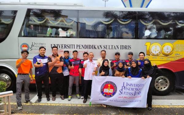 Norkhalid (tengah) bersama sebahagian pelajar UPSI yang terlibat bersama pasukan ResQ ke Baling, Kedah dalam misi membantu mangsa banjir di kawasan tersebut.