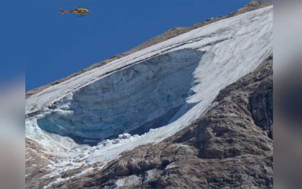 Angka kematian akibat runtuhan salji di utara Itali telah meningkat kepada tujuh orang setakat ini. - Foto AP