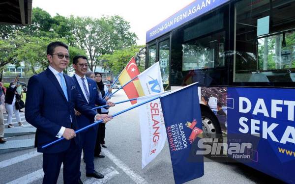 Chang Khim (kiri) dan Hasan Azahari (dua dari kiri) melakukan ‘Flagoff’ pada Majlis Pelancaran Selangor International Business Summit 2022 di Saujana Hotel pada Selasa. - FOTO SINAR HARIAN/MOHD HALIM ABDUL WAHID
