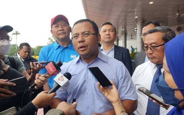 Amirudin (tengah) ketika sidang akhbar selepas Pelepasan Konvoi Misi Selangor Penyayang: Bantuan Pasca Banjir Baling Kedah di di Bangunan Sultan Salahuddin Abdul Aziz Shah pada Rabu.