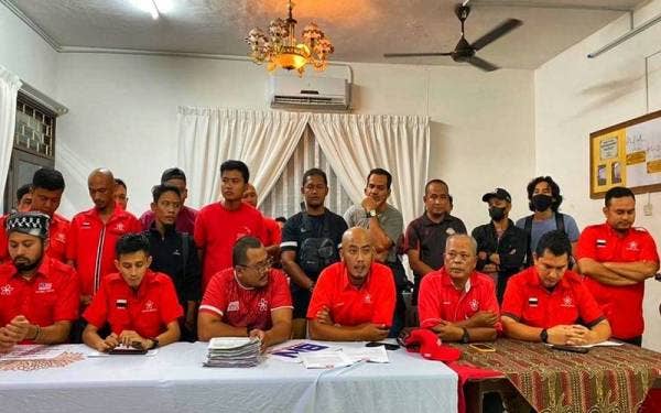 Nurul Qomar (depan, tiga dari kanan) bersama Mohd Yusoff (depan, dua dari kanan) ketika dalam sidang akhbar di Temerloh pada Selasa.