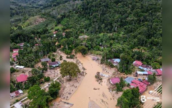 Tinjauan udara menunjukkan jambatan menghubungkan Kampung Iboi dan Kampung Masjid Iboi, Baling roboh akibat banjir kilat dan tragedi kepala air pada Isnin. - Foto Bernama