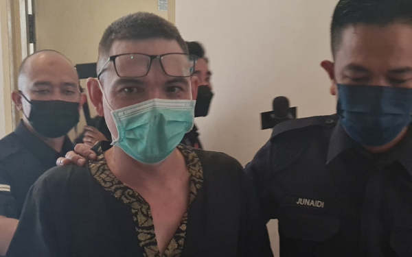 Yasin (kiri) memakai baju T hitam ketika dibawa ke Mahkamah Sesyen Petaling Jaya bagi menghadapi pertuduhan kes dadah, pada Rabu.