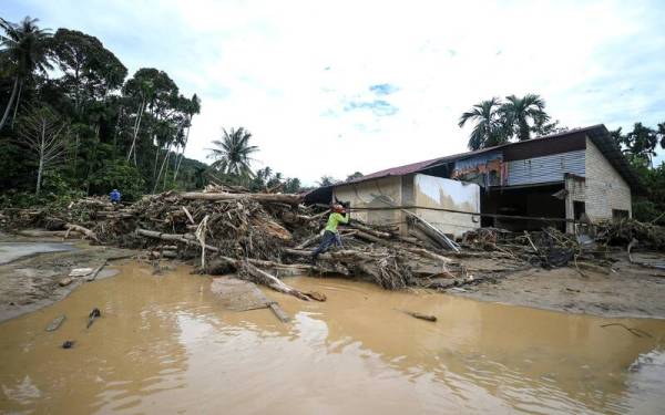 Keadaan Kampung Iboi, Kupang selepas dilanda banjir pada Selasa. - Foto Bernama