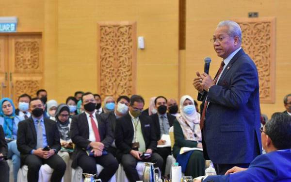 Annuar ketika Sesi MenKOMM bersama Pegawai-pegawai Kanan Kerajaan di Kementerian Komunikasi pada Rabu. - Foto Bernama