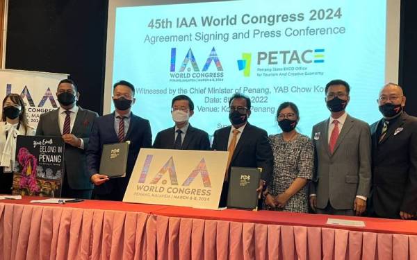 Kon Yeow (empat dari kiri) ketika menghadiri MOU bersama International Advertising Association World Congress pada Rabu.