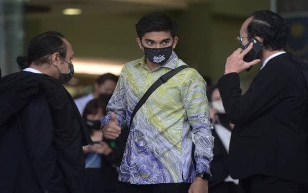 Syed Saddiq Syed Abdul Rahman (tengah) keluar dari Kompleks Mahkamah Kuala Lumpur pada Rabu selepas perbicaraan kesnya berhubung empat pertuduhan berkaitan pecah amanah dan pengubahan wang haram. - Foto Bernama
