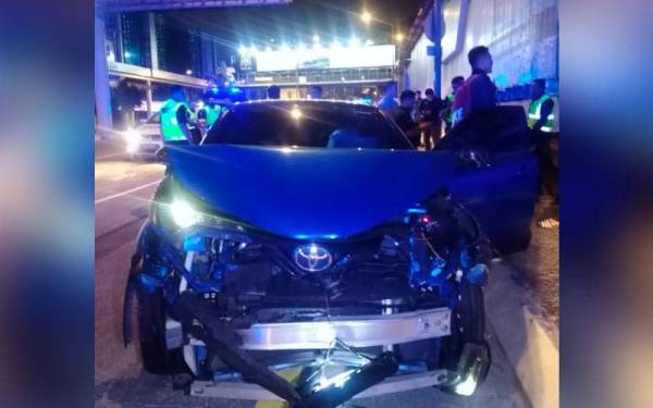 Sebuah kenderaan yang dinaiki suspek rosak akibat melanggar sebuah kenderaan lain di persimpangan Jalan Sungai Besi dan Jalan Dua di sini pada Rabu.