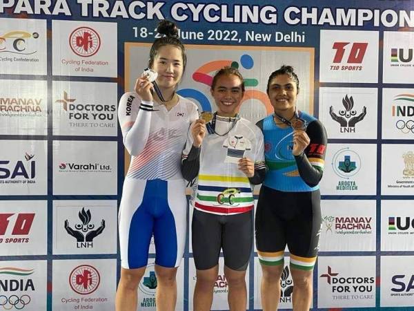 Nurul Izzah Izzati (tengah) teruja menyahut cabaran di Sukan Komanwel yang dijadual bermula dari 28 Julai hingga 8 Ogos ini. 