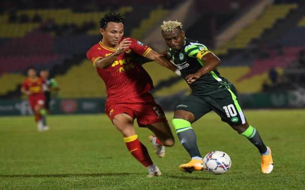 Ketua pasukan Melaka United, Sony Norde (kanan) diasak pemain Selangor, Quentin Cheng semasa aksi Liga Super di Stadium Hang Jebat dekat Krubong.