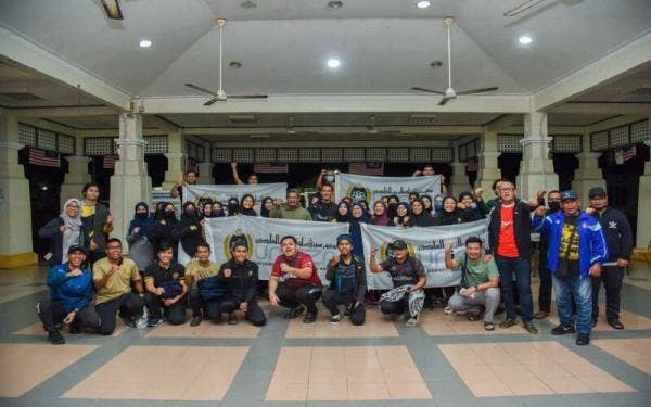 Pelajar dan kakitangan UniSZA yang terlibat dalam misi bantuan banjir ke Baling, Kedah untuk membantu mangsa yang terjejas di sana. Foto: UniSZA