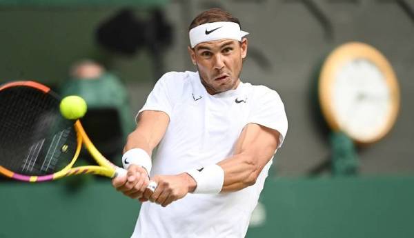 Aksi Nadal pada suku akhir Wimbledon, pada Khamis. - Foto EPA