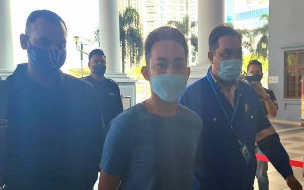 Jufazli (dua dari kanan) dibawa ke Mahkamah Sesyen Kuala Lumpur pada Khamis atas empat pertuduhan membuat komunikasi jelik terhadap Perdana Menteri, Datuk Seri Ismail Sabri Yaakob dan UMNO menerusi aplikasi Tiktok dan YouTube, minggu lalu.