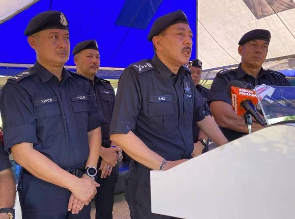Muhamad Zaki (tengah) semasa sidang media selepas merasmikan Kursus Tempur Jarak Dekat Siri 1/2022 Kontinjen Kelantan di Lapang Sasar Bukit Pak Junuh di Pasir Mas pada Khamis.