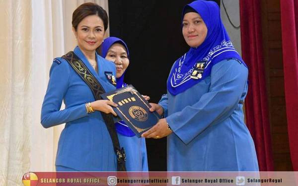 Tengku Permaisuri Norashikin (kiri) menyampaikan anugerah kepada salah seorang ahli Pandu Puteri sempena Majlis Pengurniaan Anugerah Persatuan Pandu Puteri Malaysia Cawangan Selangor yang diadakan di ibu negara pada Rabu.