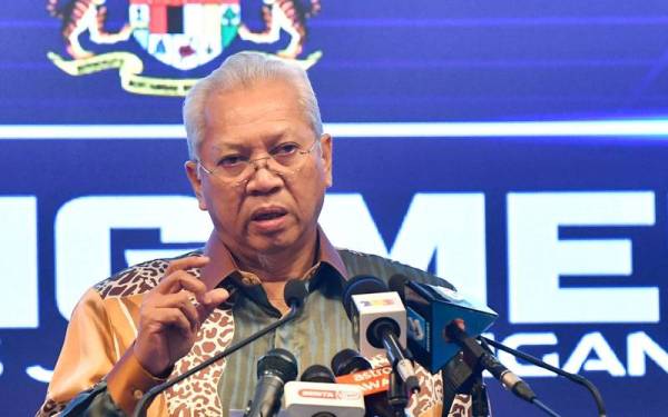 Menteri Komunikasi dan Multimedia (MenKOMM) Tan Sri Annuar Musa pada Sidang Media berkaitan Pasukan Khas Jihad Tangani Inflasi di Bangunan Perdana Putra.- Foto Bernama.