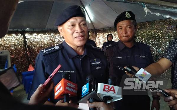 Wan Hassan (kiri) dan Shamsudin ketika ditemui media selepas taklimat berkaitan situasi semasa pasca banjir di Pusat Kawalan Tempat Kejadian di Baling pada Khamis.