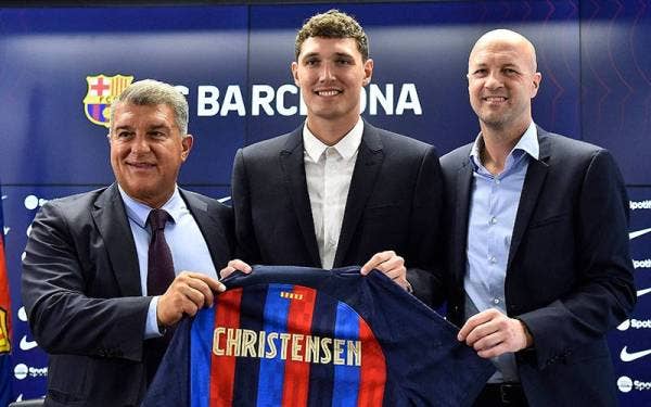Christensen (tengah) mempamerkan jersi Barcelona bersama Presiden Barcelona, Joan Laporta (kiri) dan penasihat kelab, Jordi Cruyff. - Foto AFP