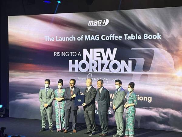 Tiga dari kanan: Kapten Izham, Ka Siong dan Wan Zulkifli ketika Majlis Pelancaran Buku Meja Kopi bertajuk ‘Rising to a New Horizon: A New Journey Begins’ pada Khamis.