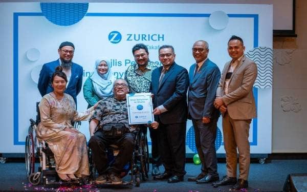 Dari kiri: Ras Adiba Radzi, Mohd Zaidi, Wan Fadlina, Ahmad Daniel, Megat D. Shahriman, Nazrul Hisham, Mohd Redzuan dan Nazrul bergambar bersama pada majlis itu.