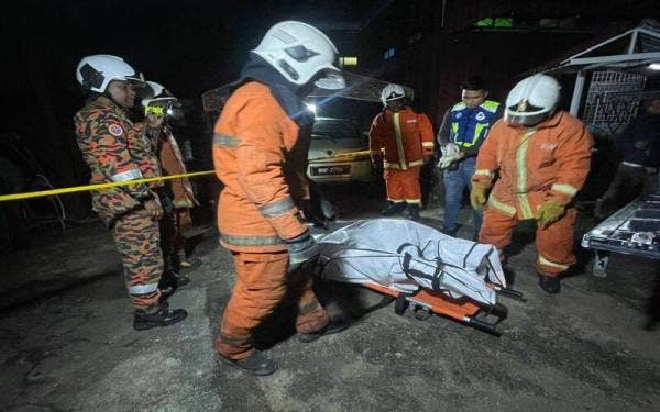Seorang bapa dan anak lelakinya berusia lima tahun ditemukan rentung dalam kebakaran di sebuah rumah. - Foto Ihsan Bomba.