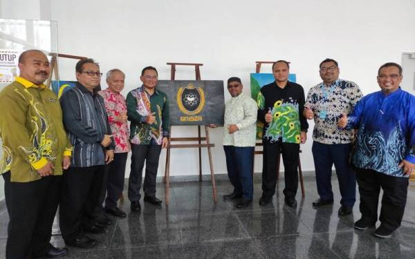 Fadzli (empat dari kiri) bersama tetamu jemputan melihat lukisan yang dihasilkan melalui kalimah ALLAH.