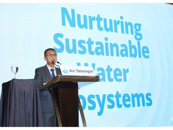 Ketua Pegawai Eksekutif Air Selangor, Suhaimi Kamaralzaman ketika membentangkan Laporan Kelestarian Air Selangor 2021 di Connexion @ Nexus Bangsar South, baru-baru ini.