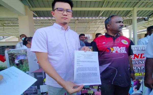 Kar Hing menunjukkan jawapan bertulis KPM di Parlimen mengenai isu SJKT Gunung Rapat pada Jumaat.