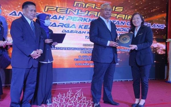 Noh (dua dari kanan) menyampaikan anugerah kepada penerima pada Majlis Penyampaian APC Warga Kerja Pendidikan Daerah Kuala Selangor di One Plaza Kuala Selangor pada Jumaat.