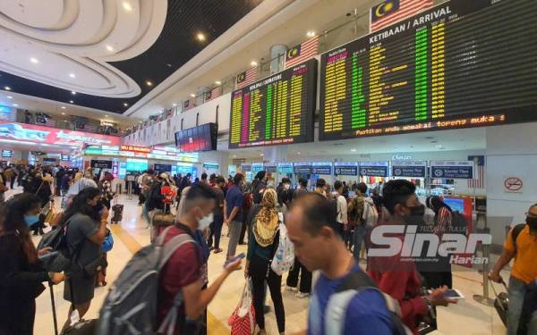 Orang ramai membanjiri TBS untuk pulang ke kampung halaman sempena cuti perayaan Aidiladha.