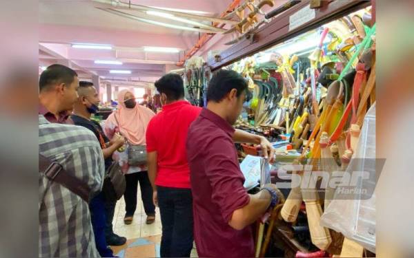 Orang ramai memenuhi gerai jualan kelengkapan ibadah korban di Pasar Siti Khadijah, Kota Bharu.
