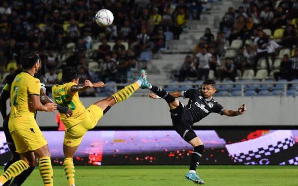 Pemain TFC, Faisal Halim (kanan) diasak pemain KDA FC, Muhamad Kamil Akmal Abd Halim dalam saingan Piala FA di Stadium Sultan Mizan Zainal Abidin, Gong Badak baru-baru ini. - Foto Bernama