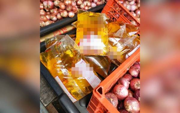 Minyak masak peket dari Malaysia yang dijual secara berleluasa di pekan Sungai Golok, Thailand.