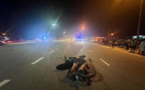 Mangsa maut di lokasi kejadian selepas digilis treler dalam kemalangan di Kilometer 26.5 Jalan Klang- Banting- Port Dickson.