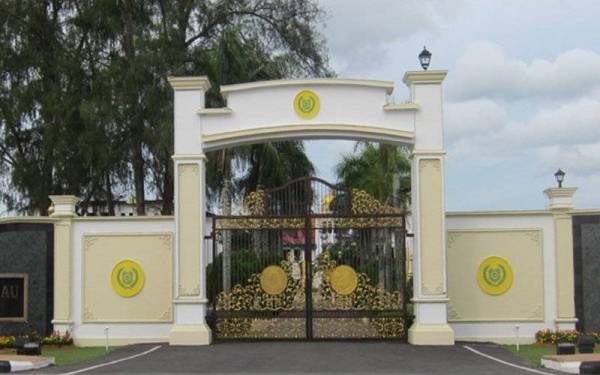 Raja Perlis, Tuanku Syed Sirajuddin Jamalullail berkenan agar solat Aidiladha turut dilaksanakan di Dataran Istiadat, pekarangan Istana Arau, esok. - Foto hiasan