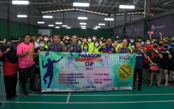 Mohd Hairi (depan, tiga dari kanan) bergambar bersama peserta pada Majlis Perasmian Paragon Badminton Cup di Just In Sports Centre pada Sabtu. - Foto Bernama