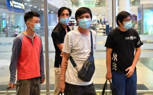 Empat warganegara Malaysia selamat tiba dari Kemboja di Lapangan Terbang Antarabangsa Kuala Lumpur (KLIA) pada Sabtu. - Foto Bernama
