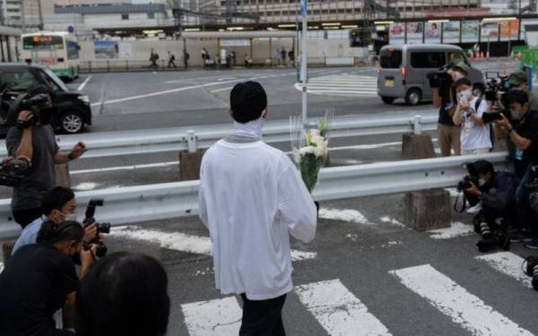 Rakyat mengucapkan takziah dengan mengunjungi lokasi kejadian di mana Shinzo Abe ditembak pada Jumaat. - Foto Xinhua